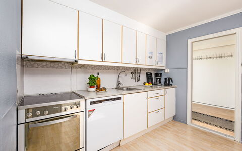Indresfjord: Electrodoméstico, Piso, Aparato De Cocina, Madera, Diseño De Interiores, Cocina, Suelo, Gabinetes, Habitación, Encendiendo