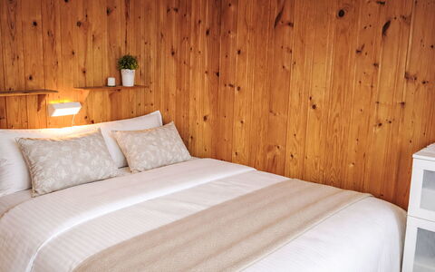 Fjellidyll: Cama, Habitación, Mueble, Sábana, Lecho, Diseño De Interiores, Madera, Piso, Suelo, Linos