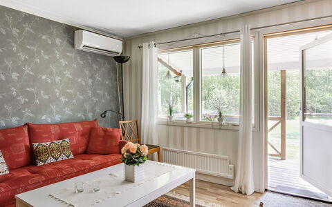 Björkebo: Propiedad, Mueble, Mesa, Planta, Flor, Ventana, Madera, Edificio, Diseño De Interiores, Comodidad