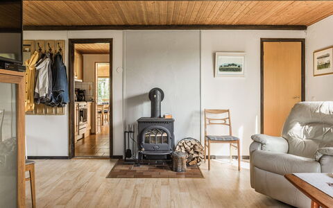 Kjuge Gula Huset: Mueble, Edificio, Madera, Sofá, Marco, Diseño De Interiores, Arquitectura, Suelo, Piso, Sala