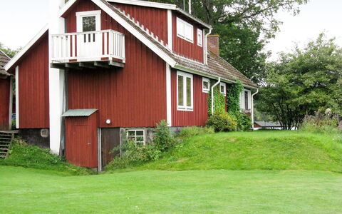 Fågelkärr Sjöstugan: Planta, Edificio, Cielo, Árbol, Ventana, Madera, El Terreno Del Lote, Casa, Hierba, Paisaje Natural