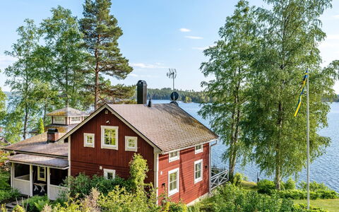 Villa Lundsfjärden: Cielo, Planta, Nube, Edificio, Agua, Paisaje Natural, Árbol, El Terreno Del Lote, Cabaña, Casa