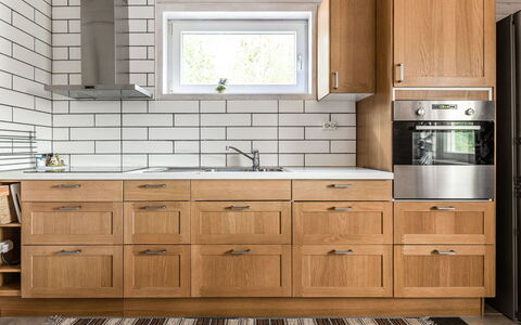 Erikstorp 144: Marrón, Mostrador, Gabinetes, Fregadero, Cocina, Grifo, Cajón, Lavabo, Edificio, Madera