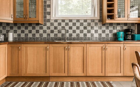 Erikstorp 145: Marrón, Mostrador, Gabinetes, Mueble, Propiedad, Grifo, Fregadero, Cocina, Producto, Madera