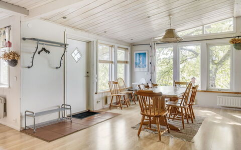 Ängasjö Ekbacken: Mueble, Madera, Salón, Edificio, Sala, Mesa, Piso, Suelo, Ventana, Silla