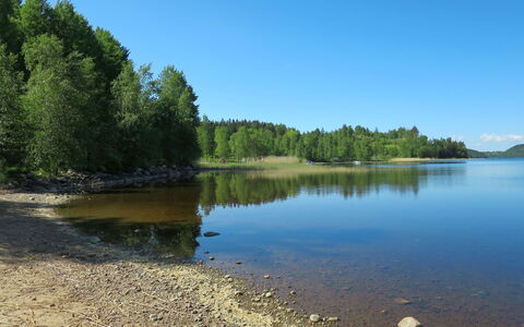 Måbäcken: Agua, Cielo, Paisaje Natural, Planta, Lago, Árbol, Corriente De Agua, Banco