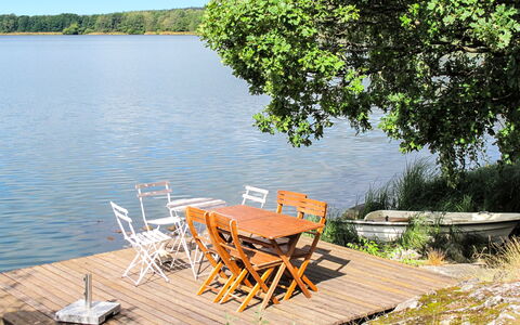 Ilandet: Agua, Planta, Mueble, Cielo, Mesa, Naturaleza, Paisaje Natural, Madera, Árbol, Lago
