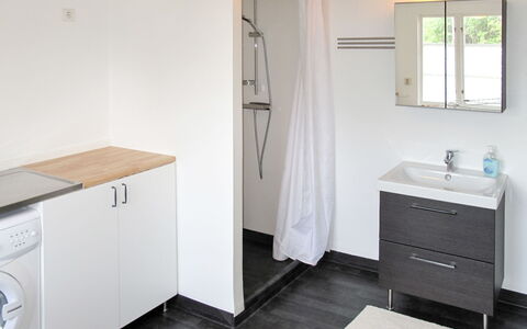 Ilandet: Propiedad, Espejo, Gabinetes, Lavabo, Mueble De Baño, Diseño De Interiores, Edificio, Madera, Suelo