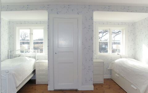 Ilandet: Mueble, Edificio, Puerta, Gabinetes, Ventana, Sombra, Madera, Comodidad, Diseño De Interiores