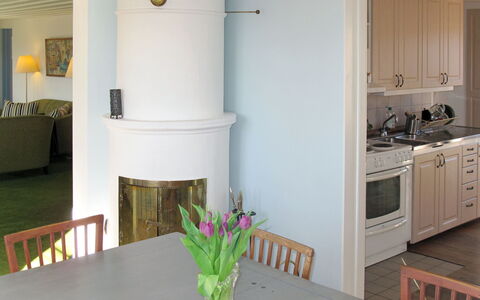 Ilandet: Flor, Mueble, Propiedad, Mesa, Gabinetes, Edificio, Planta, Blanco, Silla, Mostrador
