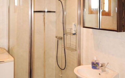 Vemhån Östholmen: Espejo, Arreglo De Tubería, Alcachofa De La Ducha, Lavabo, Grifo, Ducha, Edificio, Barra De La Ducha, Baño