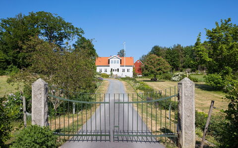 Matvik: Cielo, Planta, Propiedad, Edificio, Vegetación, El Terreno Del Lote, Arquitectura, Árbol, Superficie De La Carretera, Casa