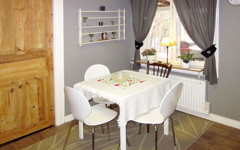 Höje: Mesa, Mueble, Propiedad, Silla, Cortina, Madera, Diseño De Interiores, Ventana, Cocina Y Comedor Mesa, Piso