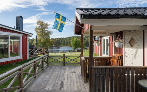 Toltorp: Nube, Cielo, Planta, Propiedad, Agua, Madera, Cerca, Sombra, Árbol, Casa