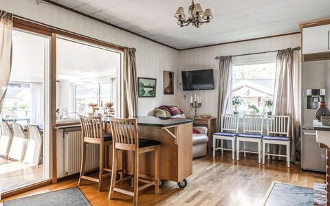 Toltorp: Mueble, Mesa, Ventana, Marco, Madera, Sofá, Arquitectura, Sala, Planta De Casa, Piso