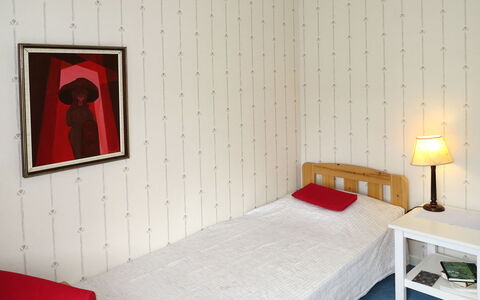 Ramsjö: Mueble, Propiedad, Comodidad, Madera, Textil, Lámpara, Diseño De Interiores, Encendiendo, Marco De La Cama, Suelo