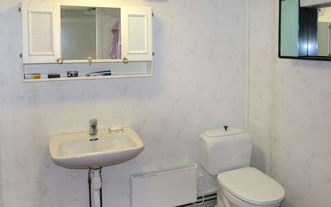 Ramsjö: Espejo, Grifo, Lavabo, Lavabo Del Baño, Arreglo De Tubería, Propiedad, Blanco, Púrpura, Negro, Baño