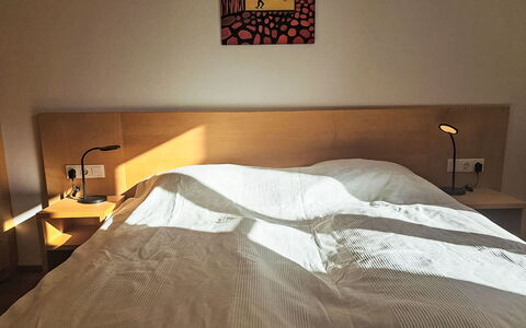 Bad Hofgastein 570: Cama, Habitación, Mueble, Sábana, Madera, Lecho, Diseño De Interiores, Piso, Linos, Suelo
