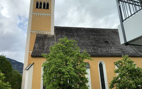 Bad Hofgastein 570: Edificio, Iglesia, Arquitectura, Torre, Fachada, Cielo, Bienes Raíces, Árbol, Campanario