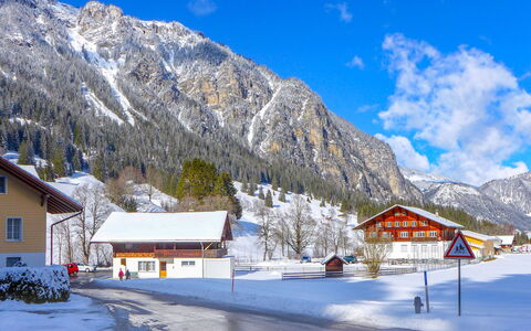 Schwenden 150: Nube, Cielo, Nieve, Montaña, Azul, Paisaje Natural, Edificio, Árbol, Pendiente, Tierras Altas