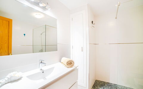 Sa Mirada: Espejo, Grifo, Arreglo De Tubería, Lavabo Del Baño, Propiedad, Edificio, Lavabo, Mueble De Baño, Baño