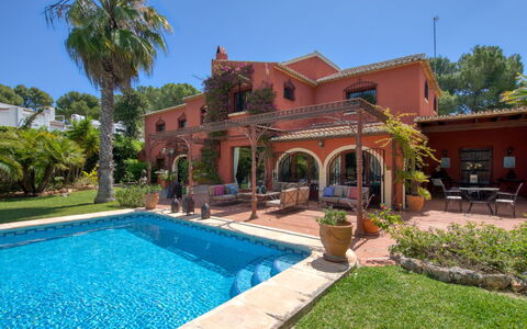 Villa Adelfa: Planta, Agua, Cielo, Propiedad, Edificio, Azur, Piscina, Árbol, Arquitectura, Barrio Residencial