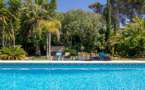 Villa Adelfa: Agua, Planta, Cielo, Propiedad, Piscina, Azur, Paisaje Natural, Árbol, Vegetación, Costeras Y Los Accidentes Geográficos Oceánico