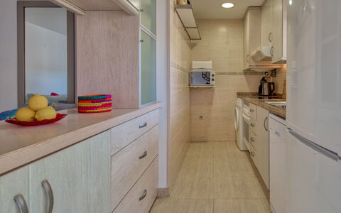 Jávea 428: Habitación, Propiedad, Suelo, Mueble, Diseño De Interiores, Gabinetes, Amarillo, Mostrador, Edificio, Cocina