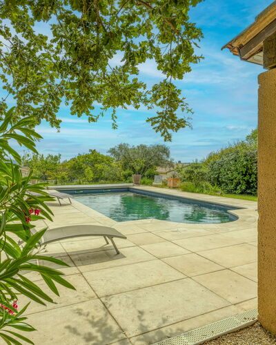 Le Chêne: Agua, Planta, Cielo, Piscina, Árbol, Nube, Sombra, Ocio, Paisaje, Silla