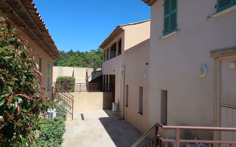 Grimaud 202: Propiedad, Edificio, Casa, Bienes Raíces, By, Departamento, Barrio, Casa, Arquitectura, Barrio Residencial