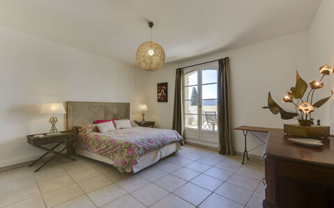 Grimaud 202: Habitación, Propiedad, Habitación, Mueble, Cama, Sábana, Diseño De Interiores, Suelo, Marco De La Cama, Edificio