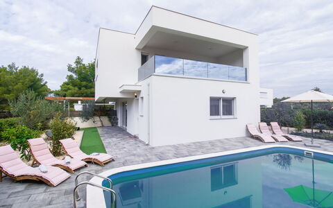 Villa Nika: Cielo, Nube, Propiedad, Edificio, Planta, Agua, Arquitectura, Sombra, Ventana, Barrio Residencial