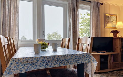 Lihesten: Mueble, Diseño De Interiores, Piso, Suelo, Mesa, Techo, Cocina Y Comedor Mesa, Encendiendo, Silla, Casa