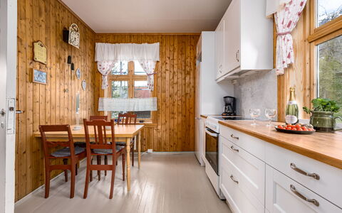 Elvehuset: Madera, Diseño De Interiores, Cocina, Casa, Techo, Casa, Piso, Mueble, Habitación, Manchas De Madera