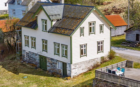Elvehuset: Edificio, Ventana, Casa, Techo, Casa, Cabaña, Barrio Residencial, Área Rural, Arbusto