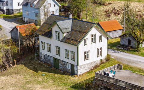 Elvehuset: Edificio, Hierba, Casa, Techo, Casa, Barrio Residencial, Área Rural, Cabaña, Arquitectura