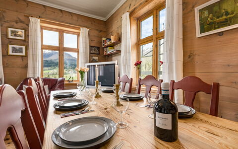Elvehuset: Mueble, Madera, Diseño De Interiores, Comedor, Cocina Y Comedor Mesa, Mesa, Casa, Piso, Casa, Suelos De Madera