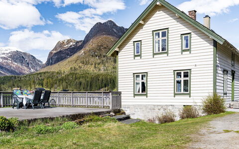 Elvehuset: Edificio, Ventana, Casa, Casa, Cabaña, Techo, Cordillera, Área Rural, Vía Muerta, Pendiente