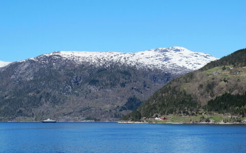 Eiknes: Agua, Cielo, Montaña, Azul, Ecorregión, Paisaje Natural, Nieve, Lago, Tierras Altas, Banco