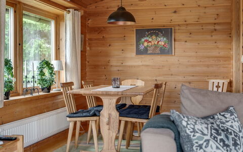 Korpstigen Renen: Mesa, Mueble, Propiedad, Ventana, Madera, Encendiendo, Edificio, Planta, Diseño De Interiores, Silla