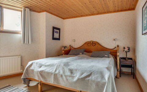 Korpstigen Renen: Mueble, Edificio, Propiedad, Comodidad, Ventana, Madera, Textil, Diseño De Interiores, Sombra, Marco De La Cama