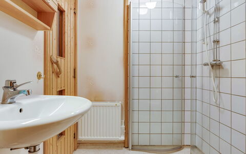 Korpstigen Renen: Propiedad, Grifo, Lavabo, Arreglo De Tubería, Edificio, Lavabo Del Baño, Baño, Espejo, Diseño De Interiores