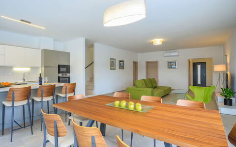 Jakša: Habitación, Propiedad, Mueble, Edificio, Diseño De Interiores, Comedor, Bienes Raíces, Mesa, Casa, Techo