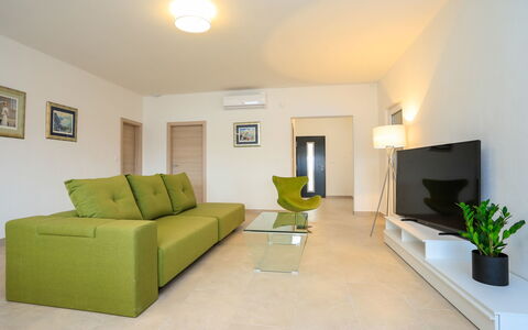 Jakša: Sala, Habitación, Mueble, Propiedad, Diseño De Interiores, Verde, Suelo, Techo, Edificio, Amarillo