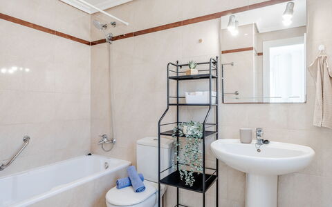 Venecia: Baño, Arreglo De Tubería, Diseño De Interiores, Piso, Suelo, Plomería, Grifo, Baño, Lavabo, Espejo