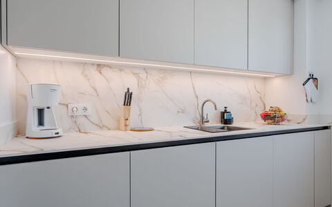 Venecia: Cocina, Mostrador, Diseño De Interiores, Aparato De Cocina, Encendiendo, Gabinetes, Electrodoméstico, Electrodoméstico, Lámpara