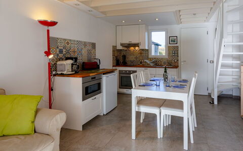 Cabourg Cottage: Mueble, Diseño De Interiores, Piso, Madera, Suelo, Cocina, Habitación, Techo, Electrodoméstico, Departamento