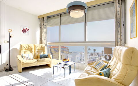 Ibis: Mueble, Propiedad, Mesa, Sofá, Comodidad, Sala, Diseño De Interiores, Lámpara, Ventana, Suelo