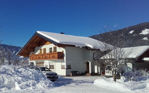 Radstadt 200: Cielo, Nieve, Nube, Propiedad, Ventana, Edificio, Casa, Pendiente, Montaña, Árbol