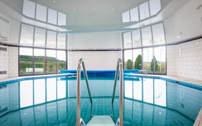 Gerolstein 200: Agua, Edificio, Propiedad, Piscina, Azur, Casa, Arquitectura, Sombra, Ocio, Ventana